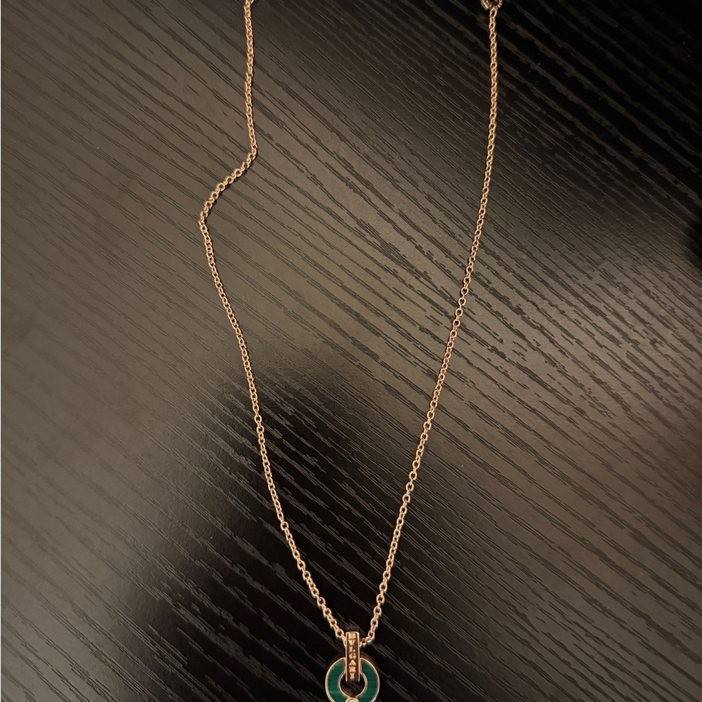 Elegant Gold and Green Pendant Necklace
